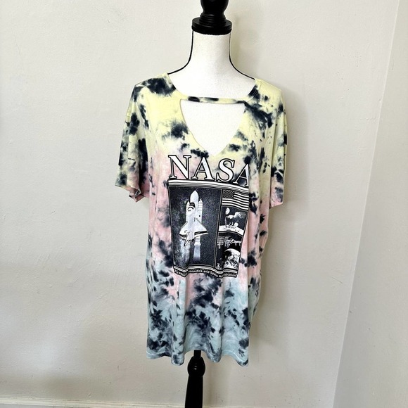 Torrid Top Short Sleeve Multicolor‎ Tie dye Size 2x 18-20 Nasa Graphic Print - Picture 3 of 16